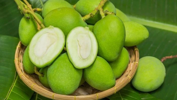 দামি স্কিন কেয়ারের বিকল্প হতে পারে কাঁচা আম, জানুন ত্বকের যত উপকারিতা